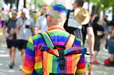 Münih 'teki CSD geçit töreni - her yıl düzenlenen politik bir gösteri ve renkli bir geçit töreni. Eşcinseller ve lezbiyenler için eşit hakları savunuyor..