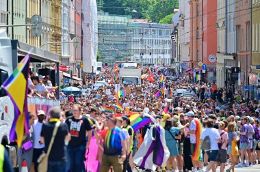 Münih 'teki CSD geçit töreni - her yıl düzenlenen politik bir gösteri ve renkli bir geçit töreni. Eşcinseller ve lezbiyenler için eşit hakları savunuyor..