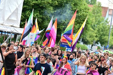 Münih 'teki CSD geçit töreni - her yıl düzenlenen politik bir gösteri ve renkli bir geçit töreni. Eşcinseller ve lezbiyenler için eşit hakları savunuyor..