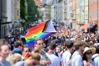 Münih 'teki CSD geçit töreni - her yıl düzenlenen politik bir gösteri ve renkli bir geçit töreni. Eşcinseller ve lezbiyenler için eşit hakları savunuyor..
