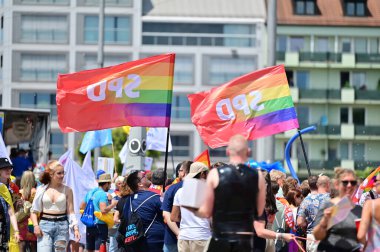 Münih 'teki CSD geçit töreni - her yıl düzenlenen politik bir gösteri ve renkli bir geçit töreni. Eşcinseller ve lezbiyenler için eşit hakları savunuyor..