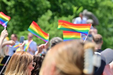 Münih 'teki CSD geçit töreni - her yıl düzenlenen politik bir gösteri ve renkli bir geçit töreni. Eşcinseller ve lezbiyenler için eşit hakları savunuyor..
