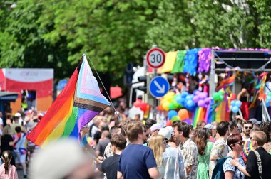 Münih 'teki CSD geçit töreni - her yıl düzenlenen politik bir gösteri ve renkli bir geçit töreni. Eşcinseller ve lezbiyenler için eşit hakları savunuyor..