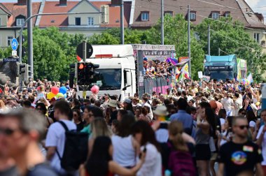 Münih 'teki CSD geçit töreni - her yıl düzenlenen politik bir gösteri ve renkli bir geçit töreni. Eşcinseller ve lezbiyenler için eşit hakları savunuyor..