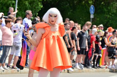 Münih 'teki CSD geçit töreni - her yıl düzenlenen politik bir gösteri ve renkli bir geçit töreni. Eşcinseller ve lezbiyenler için eşit hakları savunuyor..