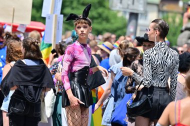 Münih 'teki CSD geçit töreni - her yıl düzenlenen politik bir gösteri ve renkli bir geçit töreni. Eşcinseller ve lezbiyenler için eşit hakları savunuyor..