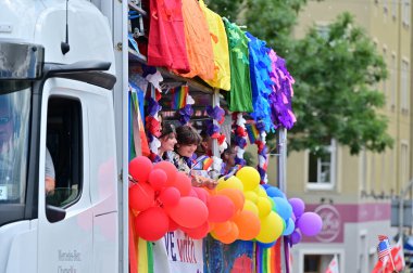 Münih 'teki CSD geçit töreni - her yıl düzenlenen politik bir gösteri ve renkli bir geçit töreni. Eşcinseller ve lezbiyenler için eşit hakları savunuyor..