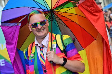 Münih 'teki CSD geçit töreni - her yıl düzenlenen politik bir gösteri ve renkli bir geçit töreni. Eşcinseller ve lezbiyenler için eşit hakları savunuyor..