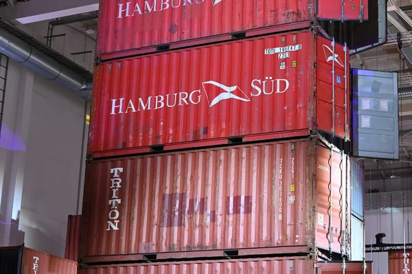 Hamburg 'da bir salonda istiflenmiş konteynırlar.