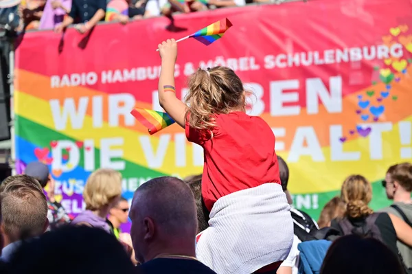 Hamburg 'daki CSD geçidi, her yıl düzenlenen siyasi bir gösteri ve renkli bir geçit törenidir. Eşcinseller ve lezbiyenler için eşit hakları savunuyor..