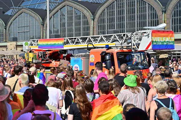 Hamburg 'daki CSD geçidi, her yıl düzenlenen siyasi bir gösteri ve renkli bir geçit törenidir. Eşcinseller ve lezbiyenler için eşit hakları savunuyor..