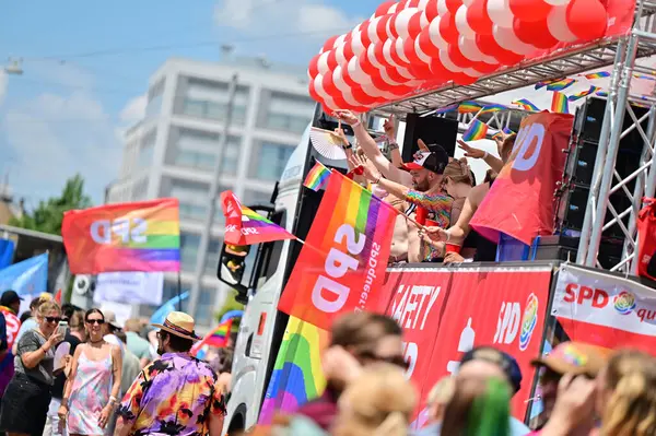 Münih 'teki CSD geçit töreni - her yıl düzenlenen politik bir gösteri ve renkli bir geçit töreni. Eşcinseller ve lezbiyenler için eşit hakları savunuyor..