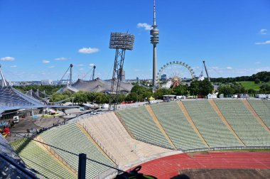 Münih 'teki Olimpiyat Stadyumu' nun çarpıcı çadır çatısı ile, rehberli turlar kapsamında çadır çatısı üzerinde yürüyebilirsiniz.