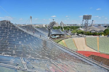 Münih 'teki Olimpiyat Stadyumu' nun çarpıcı çadır çatısı ile, rehberli turlar kapsamında çadır çatısı üzerinde yürüyebilirsiniz.