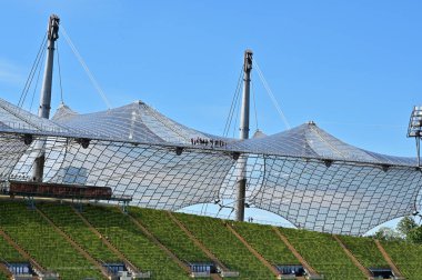 Münih 'teki Olimpiyat Stadyumu' nun çarpıcı çadır çatısı ile, rehberli turlar kapsamında çadır çatısı üzerinde yürüyebilirsiniz.