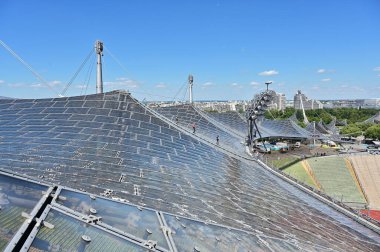 Münih 'teki Olimpiyat Stadyumu' nun çarpıcı çadır çatısı ile, rehberli turlar kapsamında çadır çatısı üzerinde yürüyebilirsiniz.