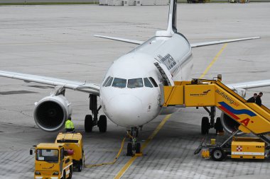 Lufthansa uçağı Avusturya 'daki Salzburg Havaalanı' nda.