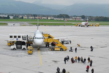 Eurowings Airbus Avusturya 'daki Salzburg Havalimanı' nda.