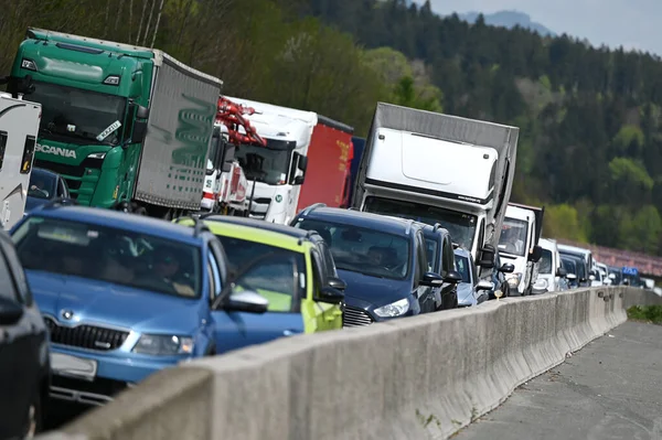 Thalgau ve Wallersee, Salzburg arasındaki Batı Otoban A1 'de trafik sıkışık.