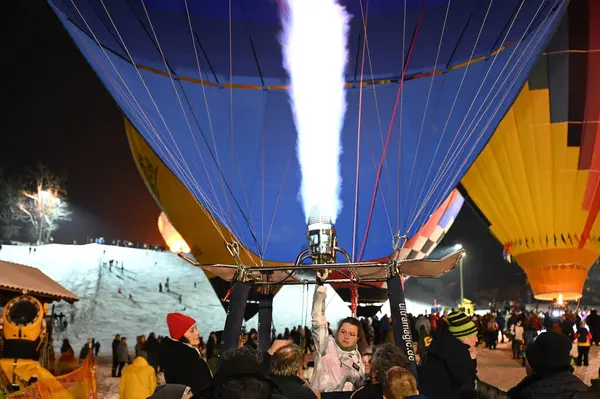 気球の夜 気球乗りたちは地面に風船を発射し カラフルな光景を作り出します — ストック写真