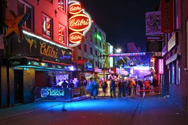 Almanya 'nın Hamburg eyaletinin Sankt Pauli semtinde bulunan ünlü eğlence bölgesi Reeperbahn.