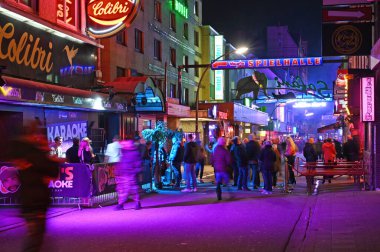 Almanya 'nın Hamburg eyaletinin Sankt Pauli semtinde bulunan ünlü eğlence bölgesi Reeperbahn.