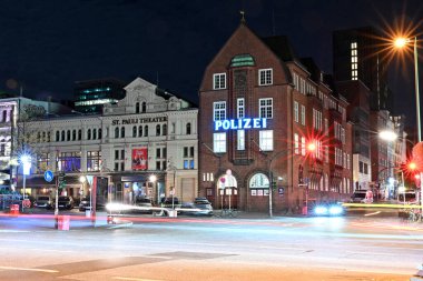 Almanya 'nın Hamburg eyaletinin Sankt Pauli semtinde bulunan ünlü eğlence bölgesi Reeperbahn.