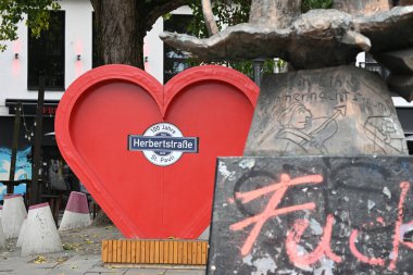 Almanya 'nın Hamburg eyaletinin Sankt Pauli semtinde bulunan ünlü eğlence bölgesi Reeperbahn.