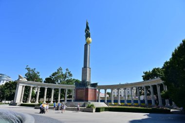 Viyana 'daki Schwarzenbergplatz' daki Sovyet Ordusu, Özgürlük Anıtı ve Zafer Anıtı 'nın askerleri onuruna Rus Anıtı ya da anıtı adı verilen Kızıl Ordu Kahramanları Anıtı.