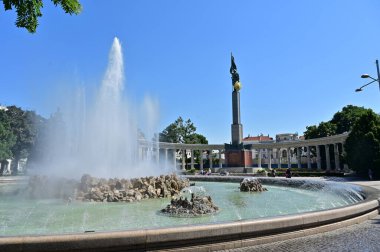 Viyana 'daki Schwarzenbergplatz' daki Sovyet Ordusu, Özgürlük Anıtı ve Zafer Anıtı 'nın askerleri onuruna Rus Anıtı ya da anıtı adı verilen Kızıl Ordu Kahramanları Anıtı.