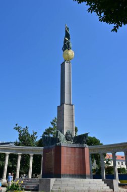 Viyana 'daki Schwarzenbergplatz' daki Sovyet Ordusu, Özgürlük Anıtı ve Zafer Anıtı 'nın askerleri onuruna Rus Anıtı ya da anıtı adı verilen Kızıl Ordu Kahramanları Anıtı.