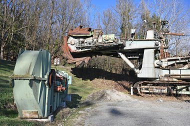 Baernbach 'ta tarihi bir madencilik patikası olan eski ve yeniden işlenmiş Oberdorf opencast madeni (linyit)