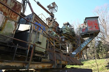 Baernbach 'ta tarihi bir madencilik patikası olan eski ve yeniden işlenmiş Oberdorf opencast madeni (linyit)