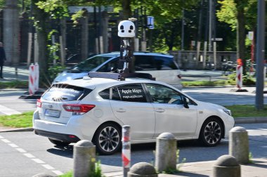 Hamburg 'da Apple Maps caddesi manzaralı bir araç