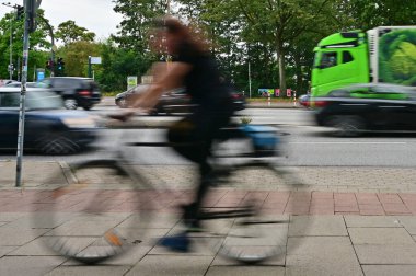 Almanya, Hamburg 'da trafikte bisikletçiler