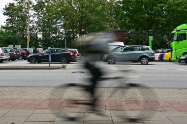 Almanya, Hamburg 'da trafikte bisikletçiler