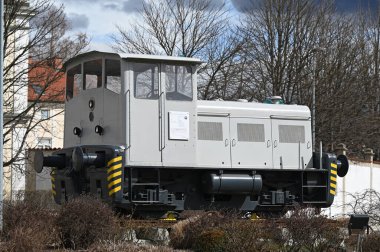 Koeflach 'taki tren istasyonunun önündeki Voestalpine Boehlerwerk' ten atılan dizel lokomotif (Jenbacher Werke)