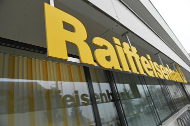 Muehlviertel 'de bir Raiffeisen bankasının cephesi (Aziz Peter am Walde)