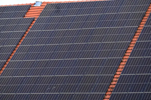 農業教育センターランバックの屋根に太陽光パネル ウェールズランド ストック写真