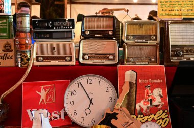 Münih 'teki gece bitpazarı (Geceyarısı pazarı) geniş bir yelpazeye ve her türlü kullanılmış eşyaya sahiptir.