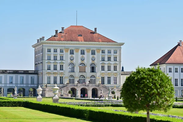 Bavyera 'nın başkenti Münih' teki Nymphenburg Sarayı, 1715-1918 yılları arasında Wittelsbach Hanedanı 'ndan Bavyera' nın seçmen ve krallarının yazlık ikametgahıydı.