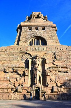 1813 yılında Saksonya 'nın Leipzig kentindeki Uluslar Savaşı' nın 91 metre yüksekliğindeki anıtı.