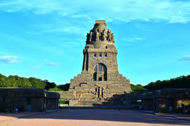 1813 yılında Saksonya 'nın Leipzig kentindeki Uluslar Savaşı' nın 91 metre yüksekliğindeki anıtı.