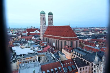 Münih 'in çatısından kışın Frauenkirche' e kadar olan belediye binasının manzarası, Bavyera