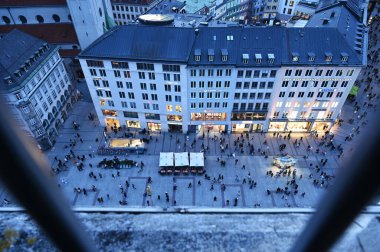 Münih 'teki belediye kulesinden kışın Marienplatz' a, Bavyera 'ya bakın.