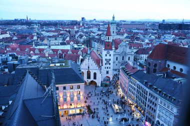 Münih 'teki belediye kulesinden kışın Marienplatz' a, Bavyera 'ya bakın.