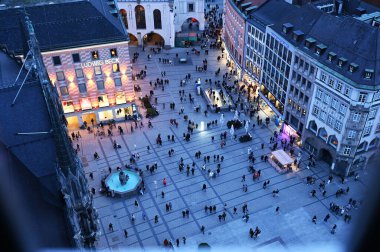 Münih 'teki belediye kulesinden kışın Marienplatz' a, Bavyera 'ya bakın.