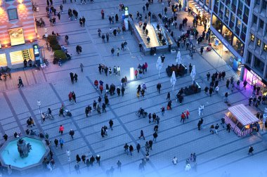 Münih 'teki belediye kulesinden kışın Marienplatz' a, Bavyera 'ya bakın.