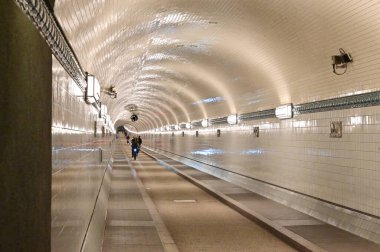 St. Pauli-ElbTünel genellikle Hamburg halkı tarafından Eski Elbtünel olarak adlandırılır: Eski Elbe Tüneli 1911 yılında açıldı ve Landungsbrcken 'i Steinwerder' daki liman bölgesine bağlar.