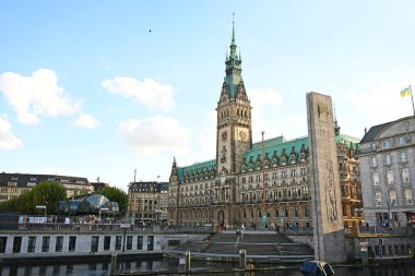 Hamburg Belediyesi, Hamburg 'un Hamburg Vatandaşlığı ve Hamburg Senatosu' nun merkezidir. Kleine Alster 'daki mimari açıdan muhteşem bina 1886 ve 1897 yılları arasında Kuzey' in tarihçi tarzında inşa edilmiştir.